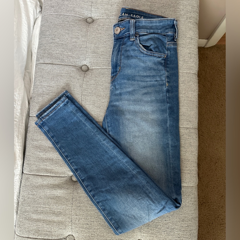 LIKE NEW American Eagle Hi Waisted Skinny Jeans